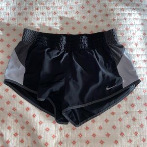 nike (s) black and gray shorts